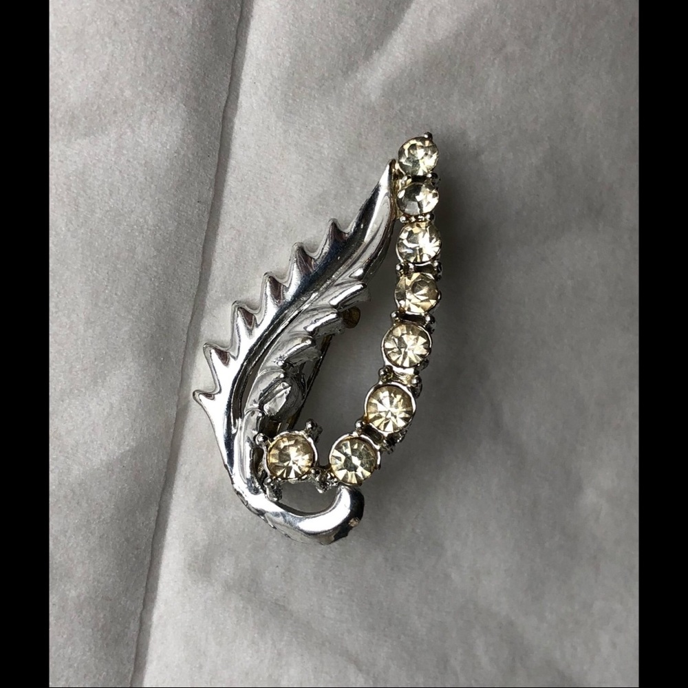 Vintage leaf pin